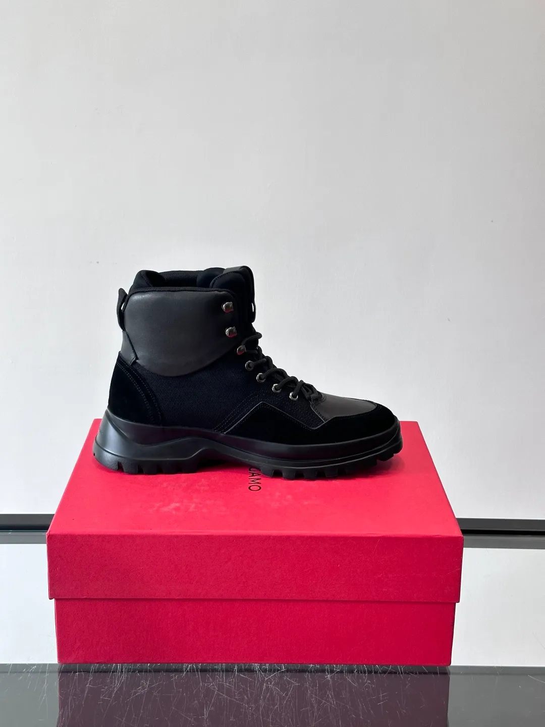 Men's shoes 💰960 Ferragamo's thick-soled lace-up short boots are made of suede + fabric splicing. They have a delicate texture and are breathable. The black rubber thick soles are wear-resistant and have strong traction. They can be worn every day outdoors! The shoelaces are super vibrant and the metal fastener details are perfect. The boot shaft is adjustable, comfortable and stable to wear. It goes well with workwear style or casual style in autumn and winter. It is warm and fashionable. It is suitable for outdoor activities or daily commuting! size: 39-44 (customized at 38.45.46)
